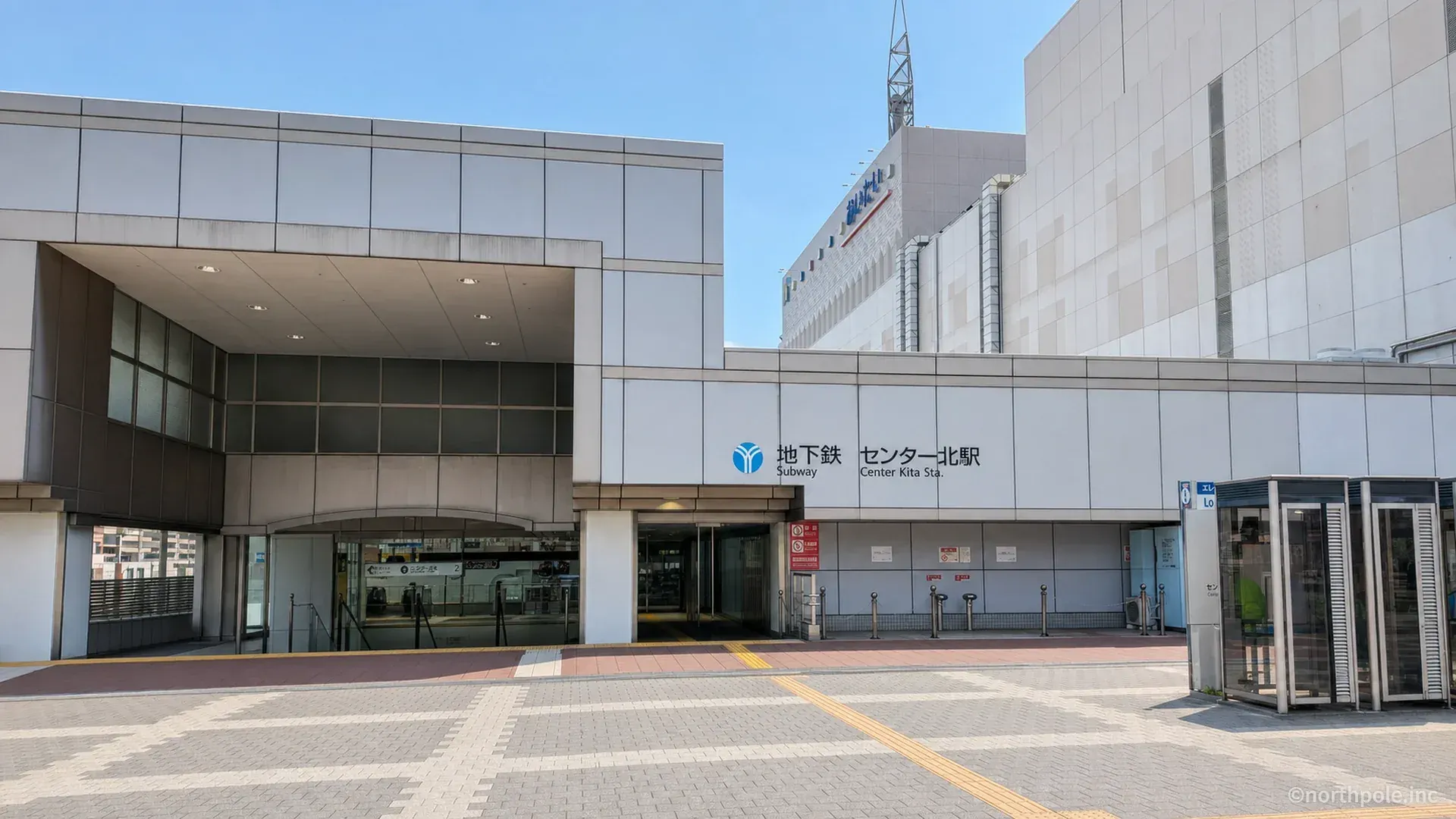 横浜市営地下鉄センター北駅の駅前