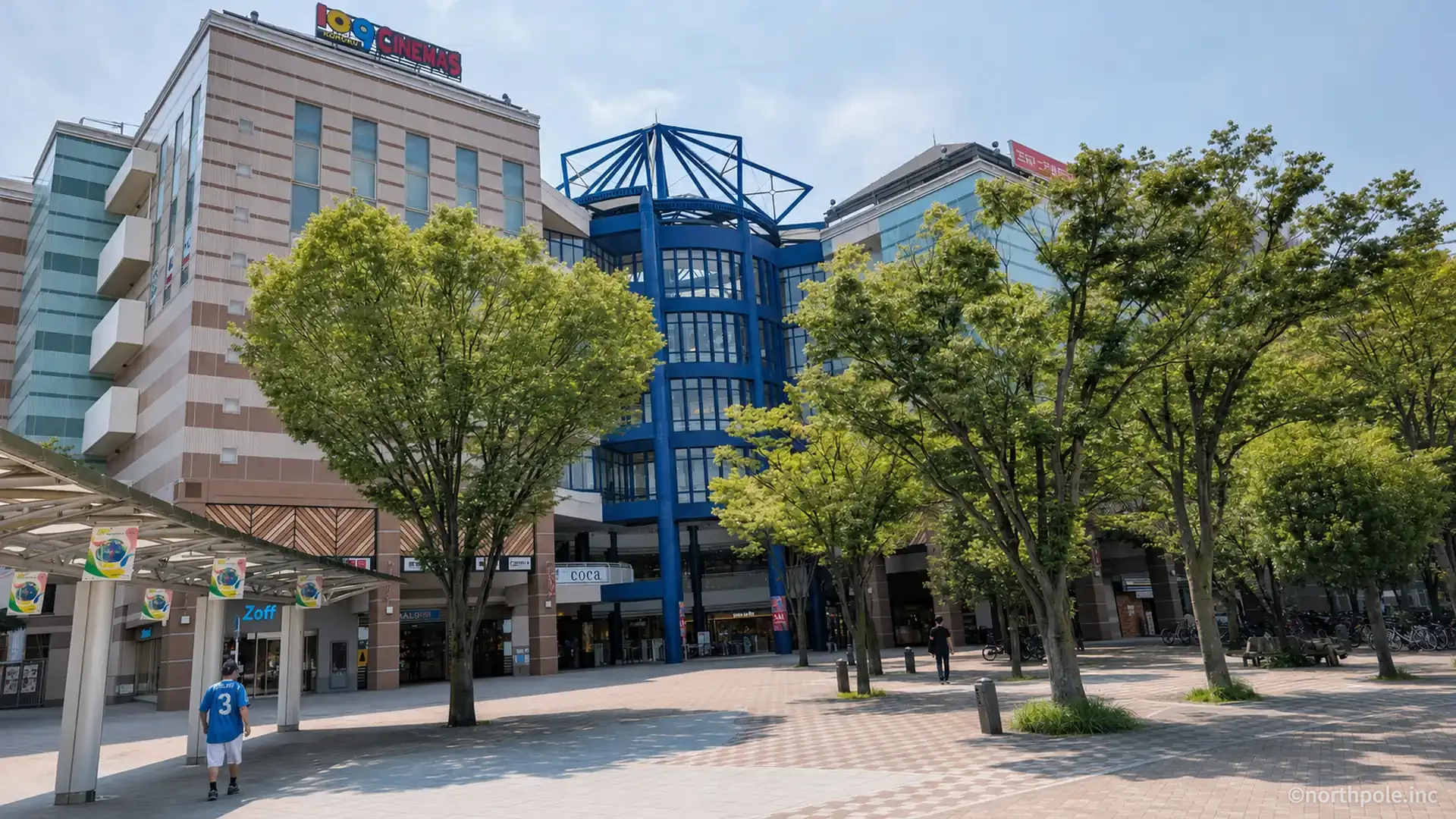 センター南駅前の商業施設と並木の広場