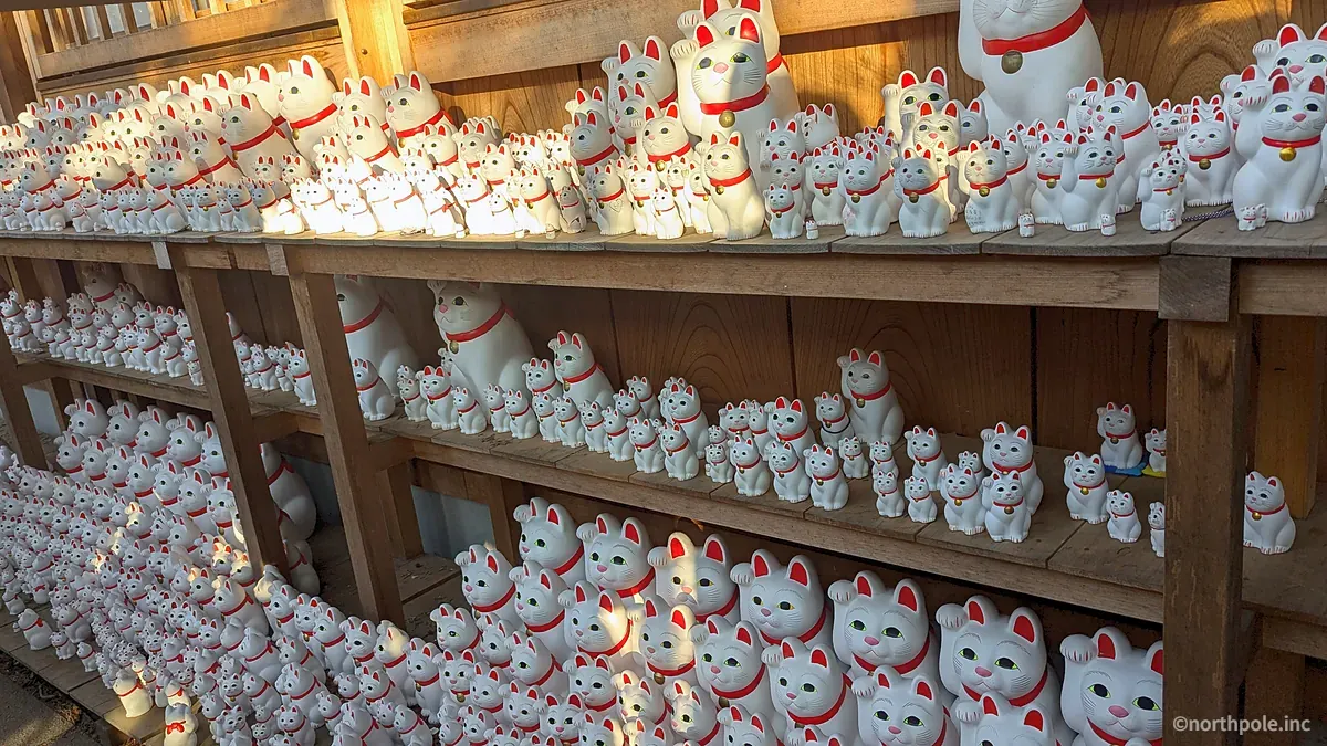 豪徳寺の招き猫の奉納棚(東京都世田谷区)
