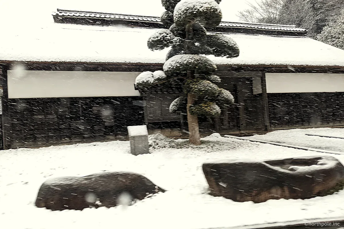 雪が積もる横浜市港北区の旧飯田家住宅