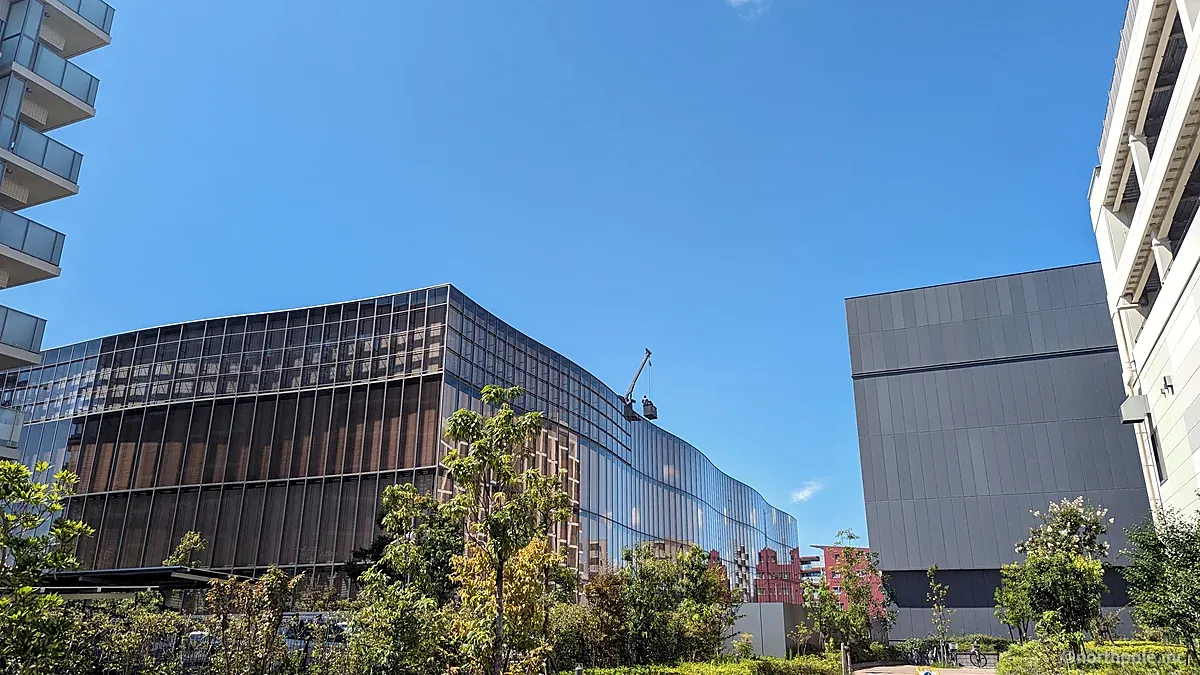 横浜市港北区の綱島東に並ぶ新しい建物と街路樹