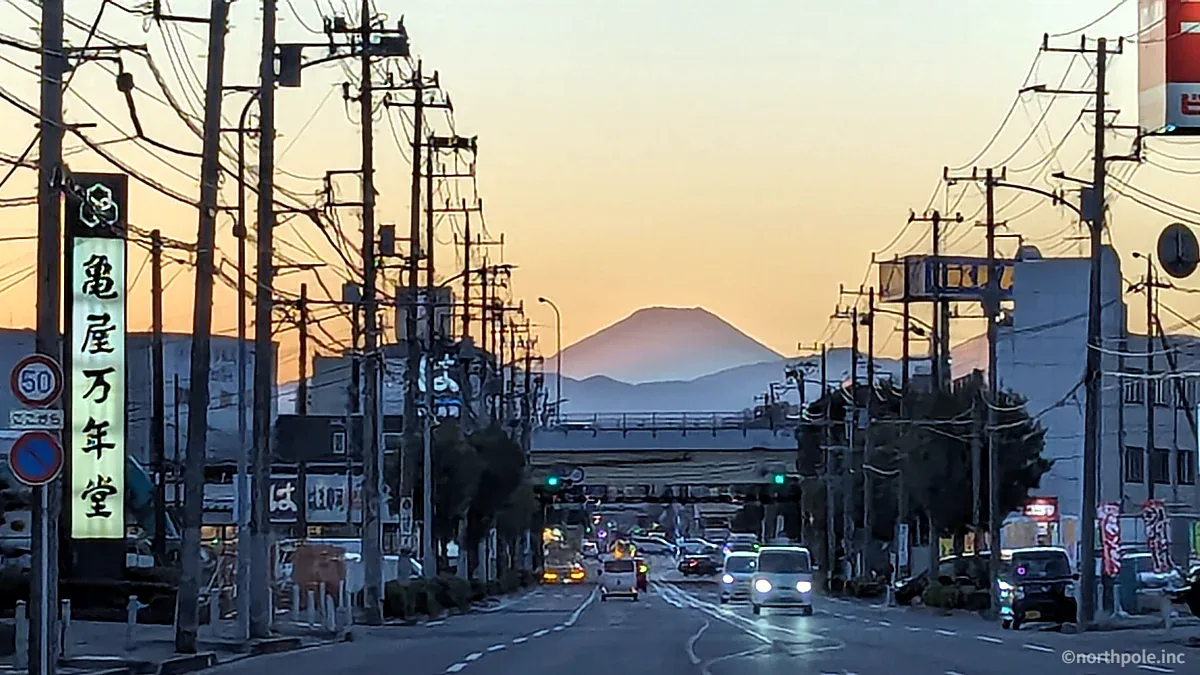 横浜市都筑区の緑産業道路から望む夕暮れの富士山