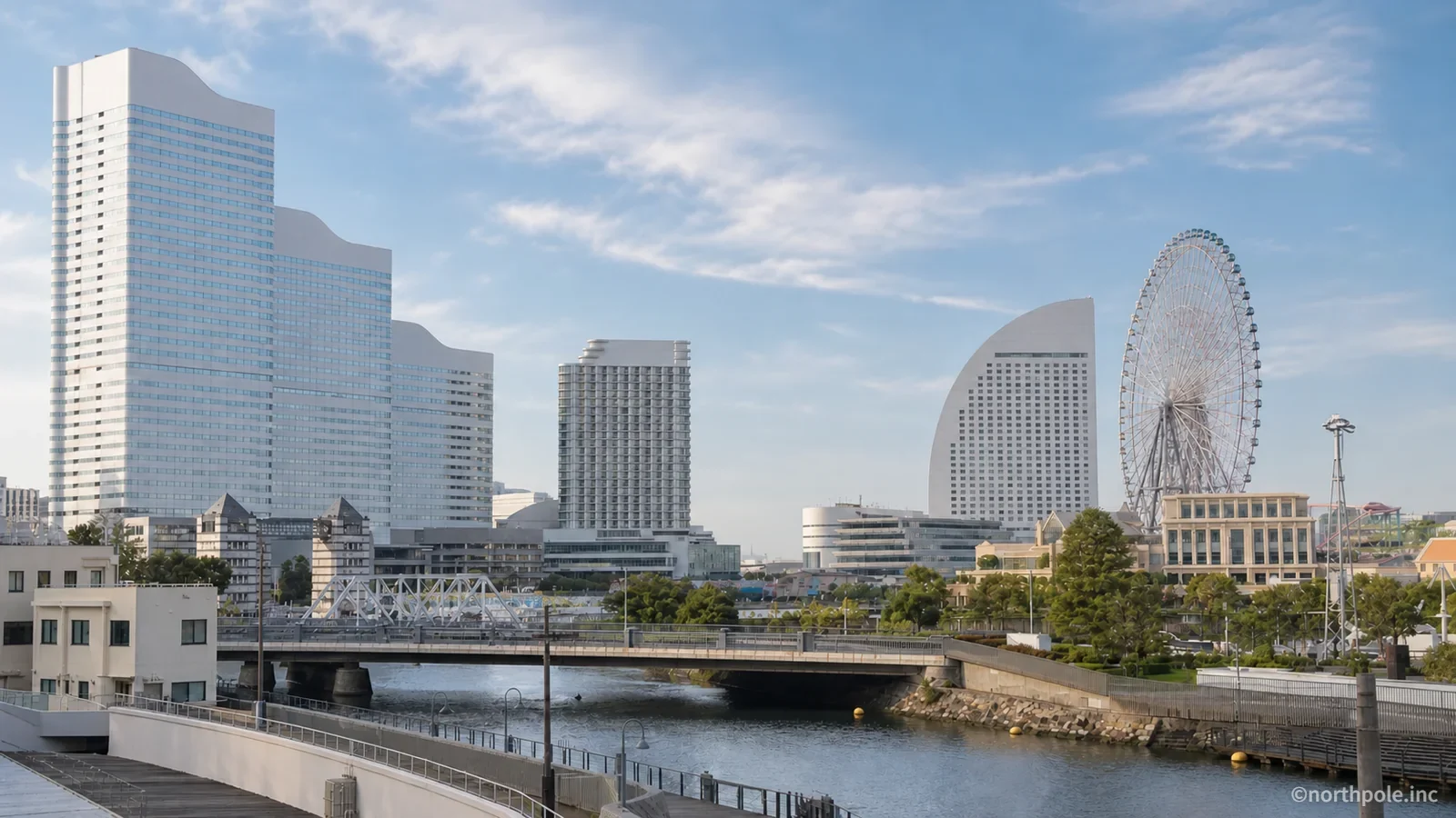 運河越しに高層ビルと観覧車を望む横浜市中区の水辺の風景