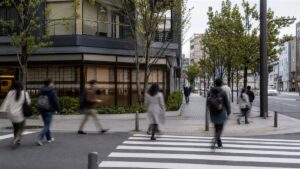 横断歩道を行き交う人々（イメージ）