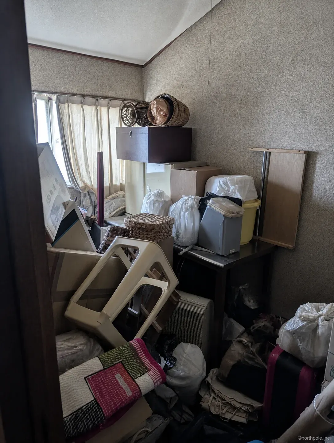 遺品整理の作業前(5LDK戸建て・洋室(2階))